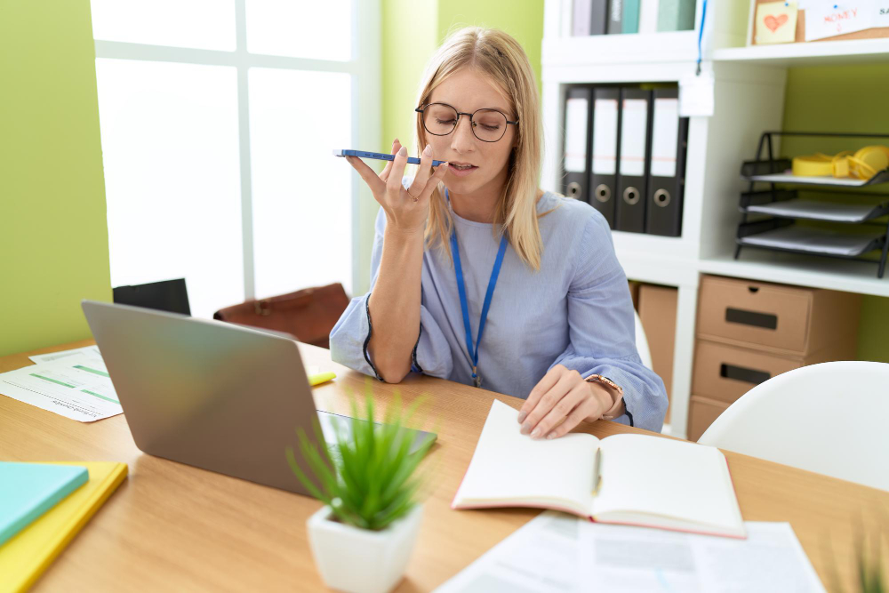 une secrétaire médicale à son bureau
