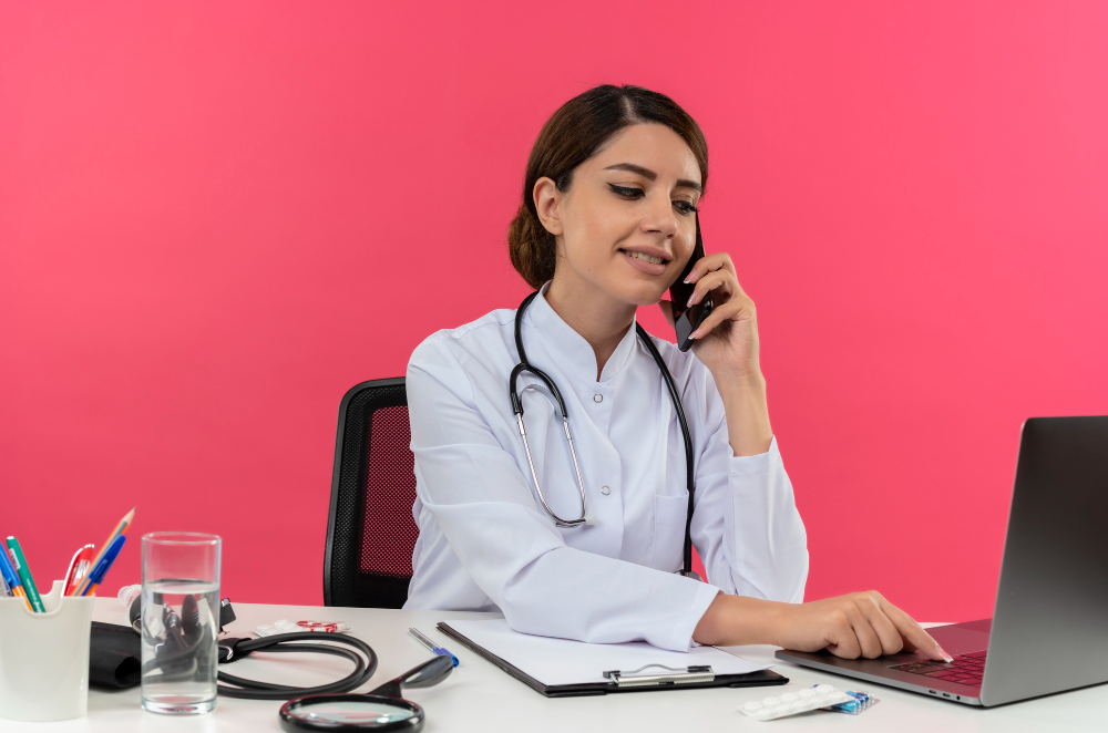 une secretaire medicale au téléphone