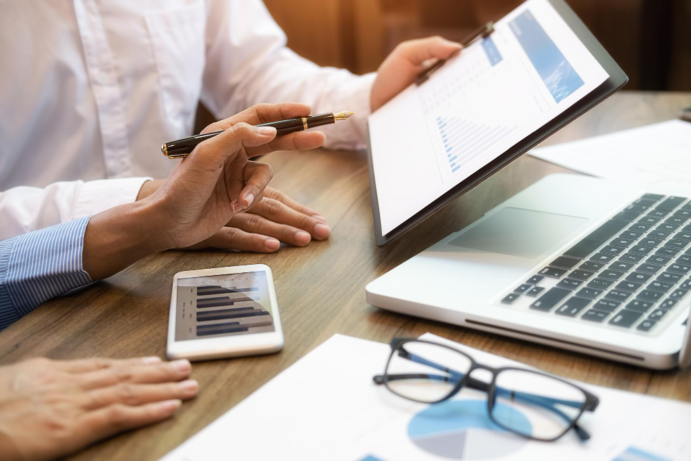 une personne regardant des chiffres sur une tablette en entreprise