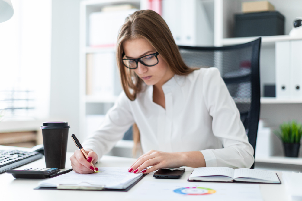 une jeune femme travaillant sur des chiffres comptables