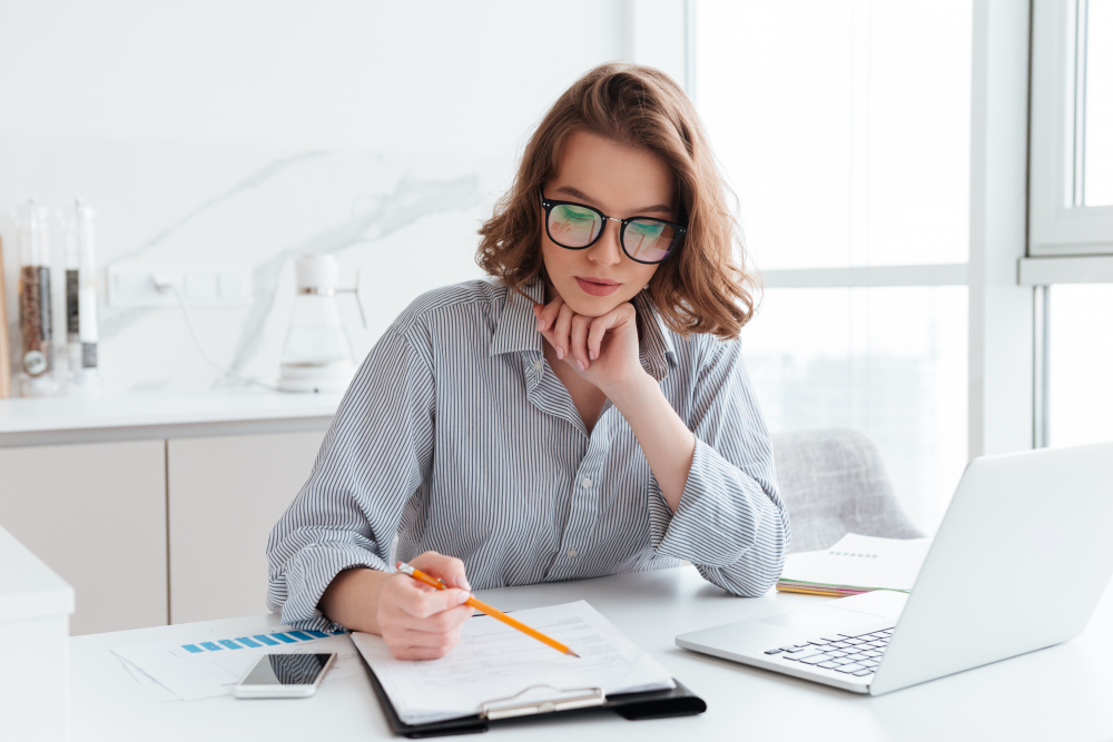 une jeune femme travaillant sur de la comptabilité